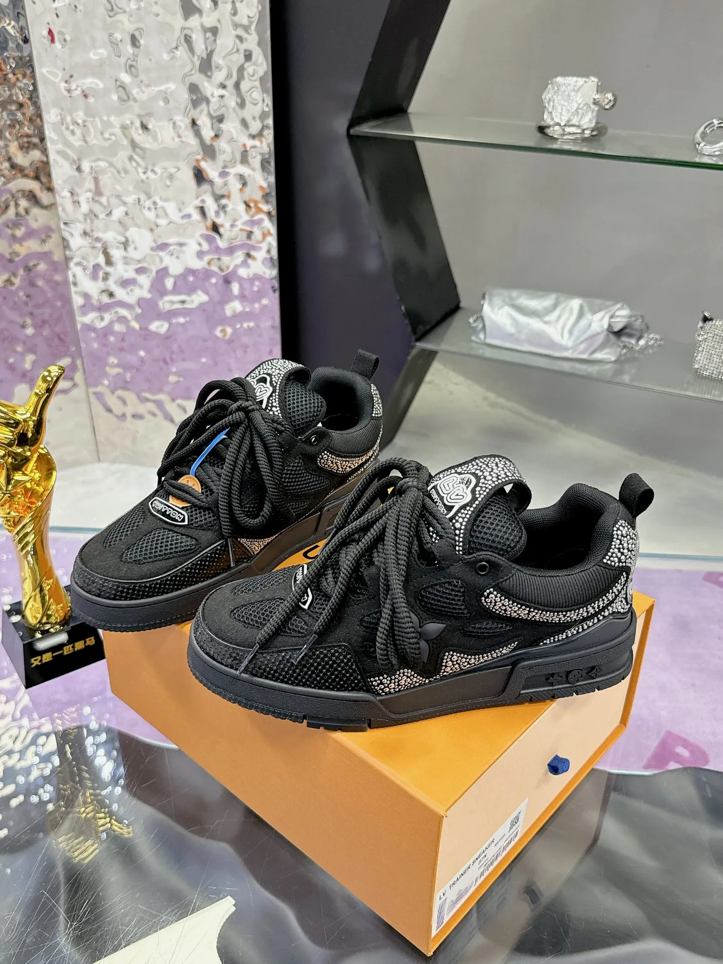 Men's shoes 💰900❤️❤️❤️ 𝙇𝙑 Bread shoes have added new colors 💓 Craftsmanship series 𝟐𝟎𝟐5/𝐒𝐒 𝐧𝐞𝐰 Louis Vuitton catwalk skate shoes are popular, LOUIS VUITTON Trainer is undoubtedly one of the most successful Sneakers launched by luxury brands, but the pace of exploration will not stop. LOUISVUITTON will also bring a new series of skateboard shoes in the spring of 2025. The new series in the picture returns to the 90s Chunky Skate Shoes look and feel. The uppers are made of leather and mesh. The fat silhouette and thick shoelaces are very eye-catching. It is expected to have quite a few colors like the Trainer. Judging from the previous DIOR show skate shoes, this chunky style may be even stronger next year. 💎 Size: Female 35-40 Male 39-46